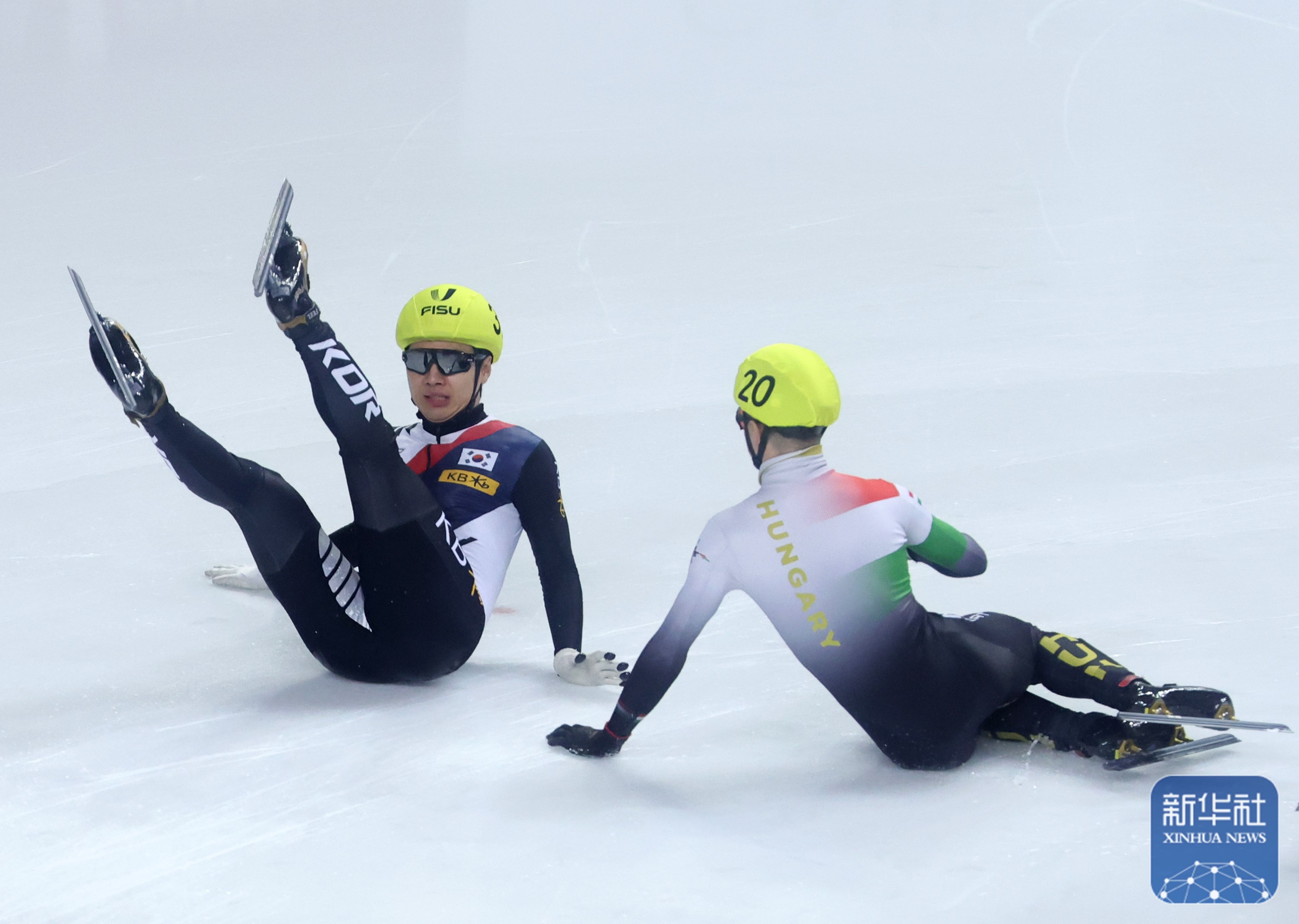 短道速滑赛场剑拔弩张，选手身手敏捷的简单介绍